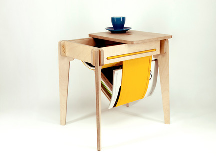 Dossier de presse | 884-05 - Communiqué de presse | Projet HEC édition 2015 - Faculté d'aménagement de l'Université de Montréal - Design industriel - LOÉ <br><br> Table d'appoint pour la lecture avec tablette amovible. Assemblage mi-bois en merisier russe avec compartiments en coton. Simple, versatile et colorée.<br><br>Rachel Legris-Dumontier<br>Antoine C. Benoit <br>Samuel Maheux<br><br><br> - Crédit photo : Rachel Legris-Dumonthier