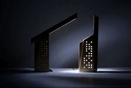 Dossier de presse | 884-05 - Communiqué de presse | Projet HEC édition 2015 - Faculté d'aménagement de l'Université de Montréal - Design industriel - RAYNALD<br><br> Lampe à LED à deux personnalités. Lampe de bureau de jour, lampe d’ambiance le soir. Composée de noyer, d’érable et d’insertions d’acrylique en tige.<br><br>Jean-François Gagnon<br> Ariane Dorig <br>Jonathan Melancon<br> - Crédit photo : Jonathan Mélançon