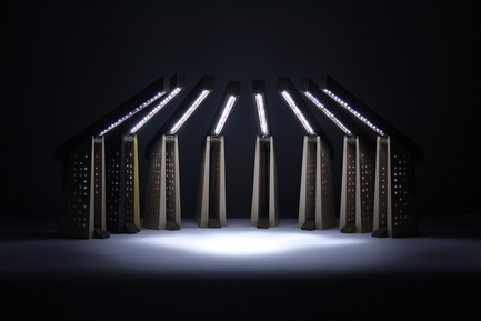 Dossier de presse | 884-05 - Communiqué de presse | Projet HEC édition 2015 - Faculté d'aménagement de l'Université de Montréal - Design industriel - RAYNALD<br><br> Lampe à LED à deux personnalités. Lampe de bureau de jour, lampe d’ambiance le soir. Composée de noyer, d’érable et d’insertions d’acrylique en tige.<br><br>Jean-François Gagnon<br>Ariane Dorig&nbsp;<br>Jonathan Melancon<br> - Crédit photo : Jonathan Mélançon
