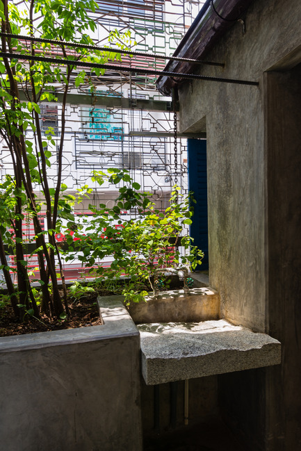 Press kit | 1256-01 - Press release | Saigon house - a21studĩo - Residential Architecture - The bathroom looks to the outdoor.  - Photo credit: Quang Tran