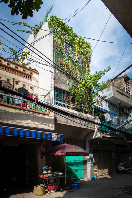 Press kit | 1256-01 - Press release | Saigon house - a21studĩo - Residential Architecture - Day exterior, the house looks similiar to its neighbors.  - Photo credit: Quang Tran