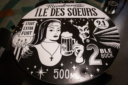 Press kit | 1969-01 - Press release | « ÊTRE AVEC TOI», the latest purely artistic Montreal restaurant - MASSIVart, SID LEE Architecture, Hotel W, BPC - Art - Booth by Jason Wasserman, creating a fictitious Montréal beer brand - Photo credit: Patricia Brochu