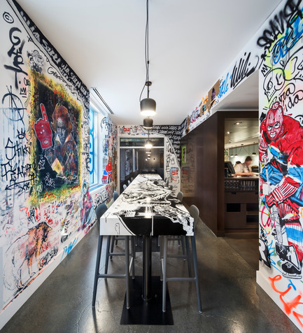 Press kit | 1969-01 - Press release | « ÊTRE AVEC TOI», the latest purely artistic Montreal restaurant - MASSIVart, SID LEE Architecture, Hotel W, BPC - Art - Fresco table made by Jason Wasserman. Murals by WIA and Stikki Peaches - Photo credit: Stéphane Brugger