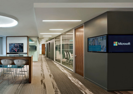 Press kit | 1152-05 - Press release | Vaporous atmosphere and dynamic punctuations for Microsoft - LumiGroup - Commercial Architecture -  &nbsp;Architectural lighting by LumiGroup  - Photo credit: Lee Work Studio