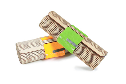 Press kit | 884-03 - Press release | Projet HEC édition 2013 - École de design industriel de l’Université de Montréal - Event + Exhibition - HOLZ – Un coffre à crayon en bois flexible, c’est le procédé Dukta ! / A flexible wooden pencil sleeve, using the Dukta process !Kambire, RaphaelJulienne, AldricNadeau Riekenbrauck, Sara - Photo credit: Francis Gauthier-Girard et Claude Soucy