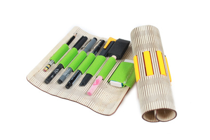 Press kit | 884-03 - Press release | Projet HEC édition 2013 - École de design industriel de l’Université de Montréal - Event + Exhibition - HOLZ – Un coffre à crayon en bois flexible, c’est le procédé Dukta ! / A flexible wooden pencil sleeve, using the Dukta process !Kambire, RaphaelJulienne, AldricNadeau Riekenbrauck, Sara - Photo credit: Francis Gauthier-Girard et Claude Soucy