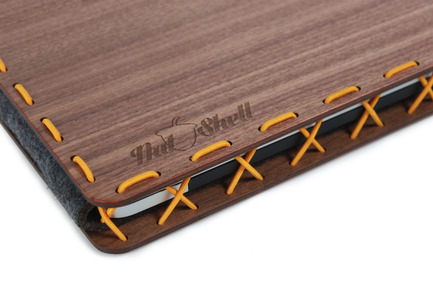 Press kit | 884-03 - Press release | Projet HEC édition 2013 - École de design industriel de l’Université de Montréal - Event + Exhibition - NUT SHELL – Protecteur pour tous les laptops Macintosh 13’’.  Intérieur feutré S.V.P. / Protective sleeve for 13” Macbooks. Felt interior for added peace of mind.Gagnon, ElizabethGauthier-Girard, FrancisSoucy, Claude - Photo credit: Francis Gauthier-Girard et Claude Soucy
