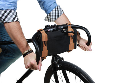 Press kit | 884-03 - Press release | Projet HEC édition 2013 - École de design industriel de l’Université de Montréal - Event + Exhibition - FIXME – Sac nouveau genre pour maints objets, à transporter à partir du vélo.  / A new style of bag to transport a variety of objects, hands free thanks to your bicycle.Bilodeau, GenevièveBourgault, MagalieHébert, Sarah-Eve - Photo credit: Francis Gauthier-Girard et Claude Soucy