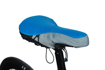 Press kit | 884-03 - Press release | Projet HEC édition 2013 - École de design industriel de l’Université de Montréal - Event + Exhibition - SCELLÉ – Cet article remet au sec votre selle à vélo lorsque celui-ci a été sous la pluie.Verret, MarjorieSt-Hilaire, Marie-JoséeMontplaisir, Mylène - Photo credit: Francis Gauthier-Girard et Claude Soucy
