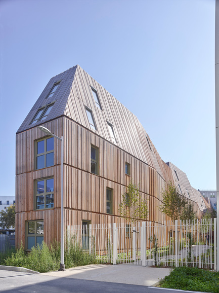 Dossier de presse | 898-07 - Communiqué de presse | Rive Seine _ Macro Lot A5 - Tetrarc - Architecture résidentielle - Bâtiment B1 en bardage bois<br> - Crédit photo :  Stéphane Chalmeau 