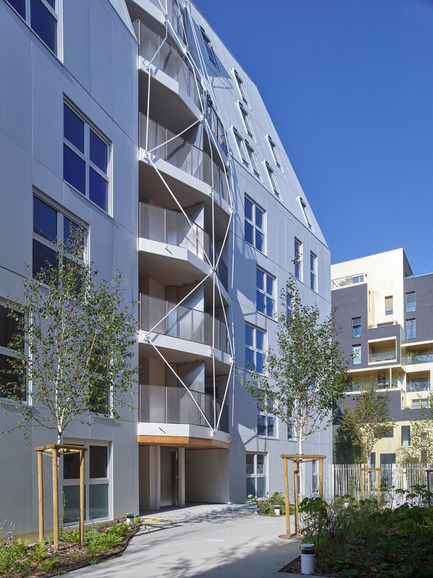Dossier de presse | 898-07 - Communiqué de presse | Rive Seine _ Macro Lot A5 - Tetrarc - Architecture résidentielle - entrée des logements depuis la venelle<br> - Crédit photo :  Stéphane Chalmeau 