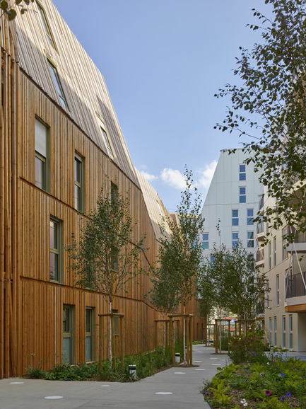 Dossier de presse | 898-07 - Communiqué de presse | Rive Seine _ Macro Lot A5 - Tetrarc - Architecture résidentielle - Venelle paysagère principale<br> - Crédit photo :  Stéphane Chalmeau 