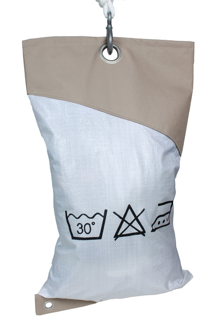 Press kit | 884-03 - Press release | Projet HEC édition 2013 - École de design industriel de l’Université de Montréal - Event + Exhibition - GENTLE WASH – Un sac à linge sale à fixer au mur, idéal pour les étudiants.Hercun, NatalieLapierre, Marie-PhilippeLauriault, Edouard - Photo credit: Francis Gauthier-Girard et Claude Soucy