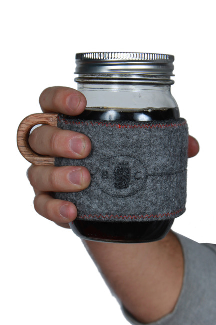 Press kit | 884-03 - Press release | Projet HEC édition 2013 - École de design industriel de l’Université de Montréal - Event + Exhibition - BEAVER CREEK – C’est un courant chez les jeunes, boire son thé ou son café dans un pot Masson, voici une solution originale. / Drinking tea or coffee is always more fun from a Mason jar, say the youngsters. Here’s a solution for everyone.Blais, Pierre-OlivierDanis Marier, FrancisTurcotte, Julien - Photo credit: Francis Gauthier-Girard et Claude Soucy