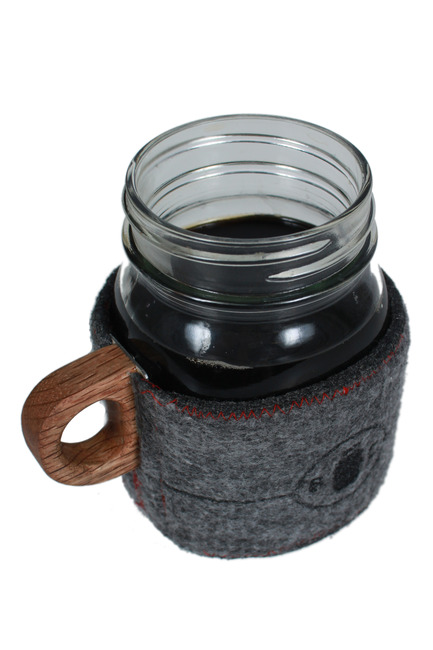 Press kit | 884-03 - Press release | Projet HEC édition 2013 - École de design industriel de l’Université de Montréal - Event + Exhibition - BEAVER CREEK – C’est un courant chez les jeunes, boire son thé ou son café dans un pot Masson, voici une solution originale. / Drinking tea or coffee is always more fun from a Mason jar, say the youngsters. Here’s a solution for everyone.Blais, Pierre-OlivierDanis Marier, FrancisTurcotte, Julien - Photo credit: Francis Gauthier-Girard et Claude Soucy