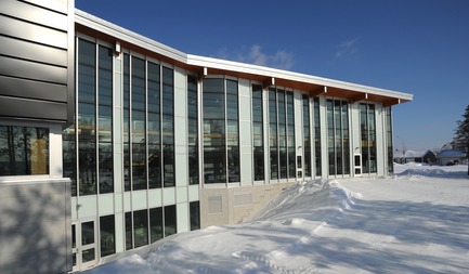 Dossier de presse | 755-04 - Communiqué de presse | Pavillon universitaire Alouette - UQAC - BGLA | Architecture + Design urbain - Architecture institutionnelle -  Mur-rideau orienté au sud pour favoriser le chauffage solaire passif  - Crédit photo : BGLA