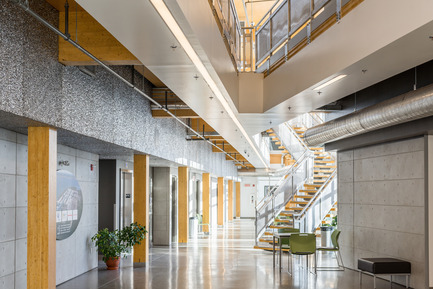 Dossier de presse | 755-04 - Communiqué de presse | Pavillon universitaire Alouette - UQAC - BGLA | Architecture + Design urbain - Architecture institutionnelle -  Atrium  - Crédit photo : Optik 360°