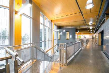 Dossier de presse | 755-04 - Communiqué de presse | Pavillon universitaire Alouette - UQAC - BGLA | Architecture + Design urbain - Architecture institutionnelle - Atrium à l'étage - Crédit photo : Optik 360°