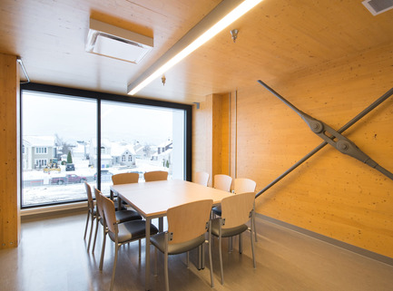 Dossier de presse | 755-04 - Communiqué de presse | Pavillon universitaire Alouette - UQAC - BGLA | Architecture + Design urbain - Architecture institutionnelle -   Salle de réunion<br>Structure de bois apparente (lamellé-croisé) - Crédit photo : Optik 360°