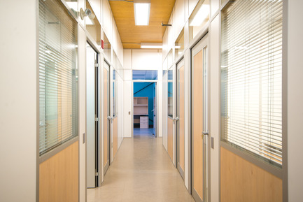 Dossier de presse | 755-04 - Communiqué de presse | Pavillon universitaire Alouette - UQAC - BGLA | Architecture + Design urbain - Architecture institutionnelle -  Cloisons démontables  - Crédit photo :  Optik 360° 