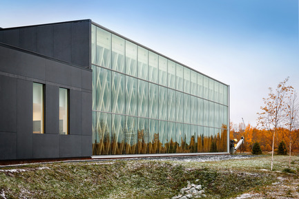 Dossier de presse | 755-05 - Communiqué de presse | Centre technologique des résidus industriels (CTRI) - Groupe Conseil Trame / BGLA - Architecture institutionnelle -   Vue de la paroi de verre devant la structure de bois   - Crédit photo : Christian Perreault