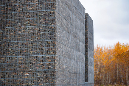 Dossier de presse | 755-05 - Communiqué de presse | Centre technologique des résidus industriels (CTRI) - Groupe Conseil Trame / BGLA - Architecture institutionnelle -  Vue des murs en gabion de pierre  - Crédit photo :  Christian Perreault 