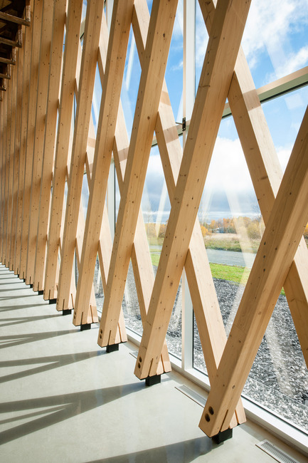 Dossier de presse | 755-05 - Communiqué de presse | Centre technologique des résidus industriels (CTRI) - Groupe Conseil Trame / BGLA - Architecture institutionnelle -  Vue du système structural formant un maillage de bois - Crédit photo : Christian Perreault