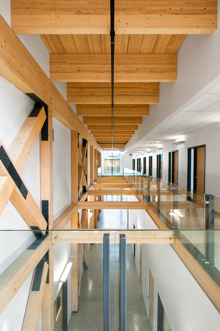 Dossier de presse | 755-05 - Communiqué de presse | Centre technologique des résidus industriels (CTRI) - Groupe Conseil Trame / BGLA - Architecture institutionnelle -  Vue de l'atrium et de sa structure de bois  - Crédit photo : Christian Perreault