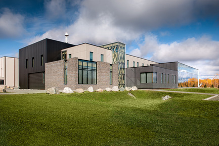 Dossier de presse | 755-05 - Communiqué de presse | Centre technologique des résidus industriels (CTRI) - Groupe Conseil Trame / BGLA - Architecture institutionnelle -  Vue de la façade principale  - Crédit photo : Christian Perreault
