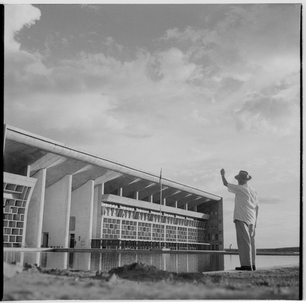 Dossier de presse | 756-06 - Communiqué de presse | Le CCA présente comment les architectes, les experts, les politiciens, les agences internationales et les citoyens négocient l’urbanisme moderne : Casablanca Chandigarh - Centre Canadien d’Architecture (CCA) - Évènement + Exposition - Le Corbusier regardant la façade principale du Palais de justice, Chandigarh, vers 1956.Fonds Pierre Jeanneret, Centre canadien d’architecture, Montréal. Don de Jacqueline Jeanneret. © CCALe Corbusier looking towards the High Court Building’s main façade, Chandigarh, c. 1956. Fonds Pierre Jeanneret, Canadian Centre for Architecture, Montréal. Gift of Jacqueline Jeanneret © CCA - Crédit photo : Pierre Jeanneret