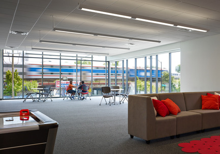Dossier de presse | 1999-01 - Communiqué de presse | Team A receives AIA Chicago Distinguished Building Award for By The Hand Club For Kids - Team A - Architecture institutionnelle - Crédit photo : Tom Harris&nbsp;© Hedrich Blessing