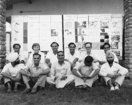 Dossier de presse | 756-06 - Communiqué de presse | Le CCA présente comment les architectes, les experts, les politiciens, les agences internationales et les citoyens négocient l’urbanisme moderne : Casablanca Chandigarh - Centre Canadien d’Architecture (CCA) - Évènement + Exposition - Photo de groupe du Bureau d’architecture, avec Jane Drew (rangée arrière, deuxième à gauche) et Maxwell Fry (rangée arrière, deuxième à droite), Secteur 19, Chandigarh, 1953.Architects’ Office, group photograph including Jane Drew (back row, second from left) and Maxwell Fry (back row, second from right), in front of Chandigarh grid, Sector 19, Chandigarh1953 - Crédit photo : RIBA Library Photographs Collection