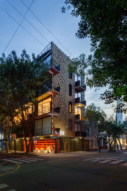 Dossier de presse | 1825-01 - Communiqué de presse | Just Be Apartments - Arqmov Workshop - Architecture résidentielle -  Main Façade  - Crédit photo : Rafael Gamo