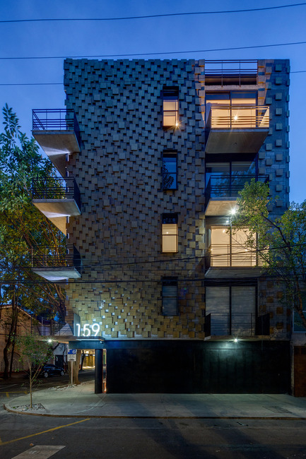 Dossier de presse | 1825-01 - Communiqué de presse | Just Be Apartments - Arqmov Workshop - Architecture résidentielle -  Main Façade, Night 