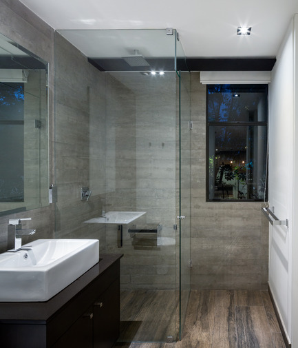 Dossier de presse | 1825-01 - Communiqué de presse | Just Be Apartments - Arqmov Workshop - Architecture résidentielle -  Bathroom - Crédit photo : Rafael Gamo