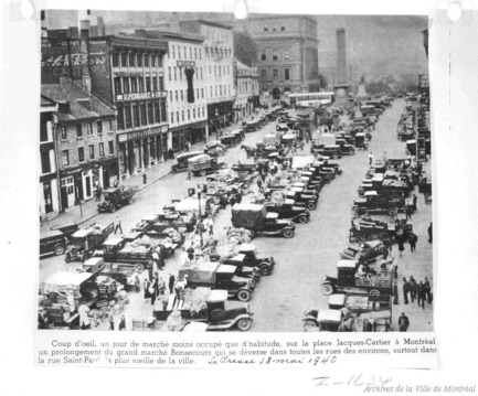Dossier de presse | 801-07 - Communiqué de presse | Legs du 375e anniversaire de Montréal dans Ville-Marie : Une place Jacques-Cartier encore plus accueillante - Arrondissement de Ville-Marie - Design urbain - Photographie de l'activité commerciale au marché public Bonsecours sur la place Jacques-Cartier. Reproduction d'une photographie accompagnée d'une légende et publiée dans La Presse du 18 mai 1940.&nbsp; - Crédit photo : ©Archives de la Ville de Montréal_Cote&nbsp;: 1940_CA M001 VM094-Y-1-17-D1601