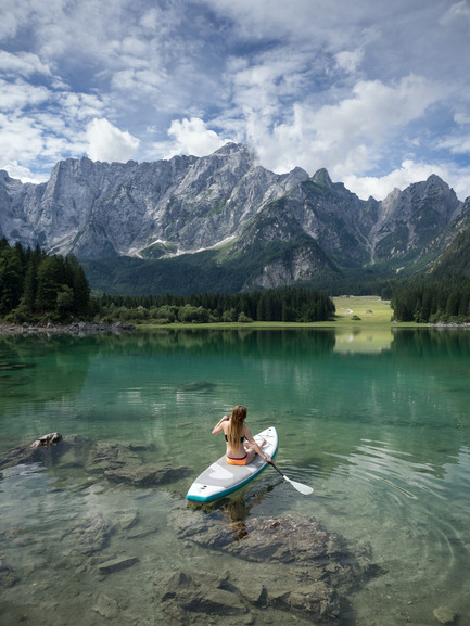 Dossier de presse | 1857-01 - Communiqué de presse | SipaBoards Bring Fresh Air To Paddleboarding - SipaBoards - Produit - Paddleboarding at Laghi di Fusine, Italy - Crédit photo :   Uros Podlogar<br>  
