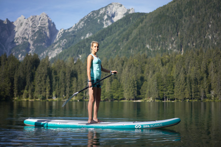 Dossier de presse | 1857-01 - Communiqué de presse | SipaBoards Bring Fresh Air To Paddleboarding - SipaBoards - Produit - The speed of SipaBoards is set with the remote control attached to the paddle - Crédit photo : Uros Podlogar