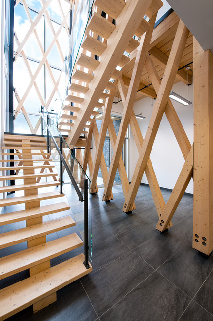 Dossier de presse | 755-05 - Communiqué de presse | Centre technologique des résidus industriels (CTRI) - Groupe Conseil Trame / BGLA - Architecture institutionnelle - Vue de l'escalier ouvert dans l'atrium - Crédit photo : Christian Perreault
