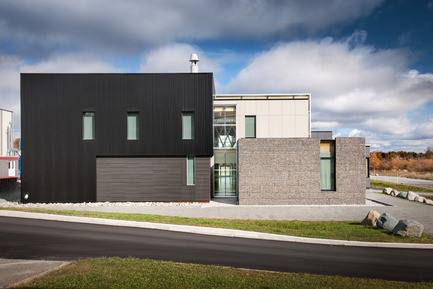 Dossier de presse | 755-05 - Communiqué de presse | Centre technologique des résidus industriels (CTRI) - Groupe Conseil Trame / BGLA - Architecture institutionnelle - Vue de la façade Est traversée par le principal axe de circulation - Crédit photo : Christian Perreault
