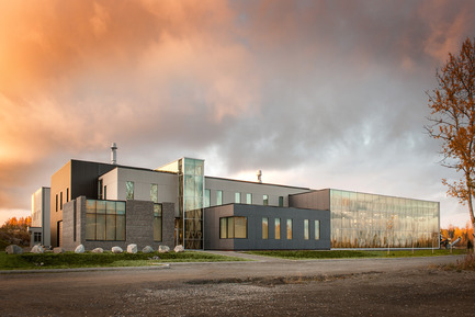 Dossier de presse | 755-05 - Communiqué de presse | Centre technologique des résidus industriels (CTRI) - Groupe Conseil Trame / BGLA - Architecture institutionnelle - Vue de la façade principale - Crédit photo :  Christian Perreault 