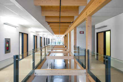 Dossier de presse | 755-05 - Communiqué de presse | Centre technologique des résidus industriels (CTRI) - Groupe Conseil Trame / BGLA - Architecture institutionnelle - Vue de l'atrium traversant le deuxième étage - Crédit photo :  Christian Perreault 