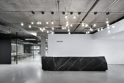 Dossier de presse | 1081-04 - Communiqué de presse | Les 10 ans de Humà - Humà design + architecture - Architecture résidentielle -   Ssense, gagnant du prix IIDA (plus d'info sur http://www.humadesign.com/project/ssense/)<br>  - Crédit photo : Adrien Williams