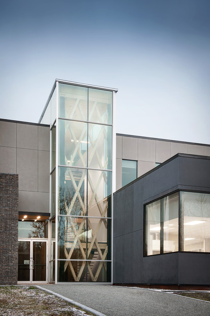 Dossier de presse | 755-05 - Communiqué de presse | Centre technologique des résidus industriels (CTRI) - Groupe Conseil Trame / BGLA - Architecture institutionnelle - Entrée principale signalée par un volume vertical tout en verre - Crédit photo : Christian Perreault