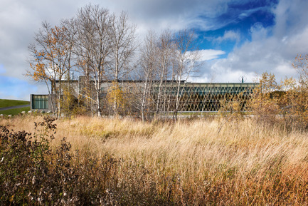 Dossier de presse | 755-05 - Communiqué de presse | Centre technologique des résidus industriels (CTRI) - Groupe Conseil Trame / BGLA - Architecture institutionnelle - Vue à partir de la terre voisine en friche - Crédit photo : Christian Perreault