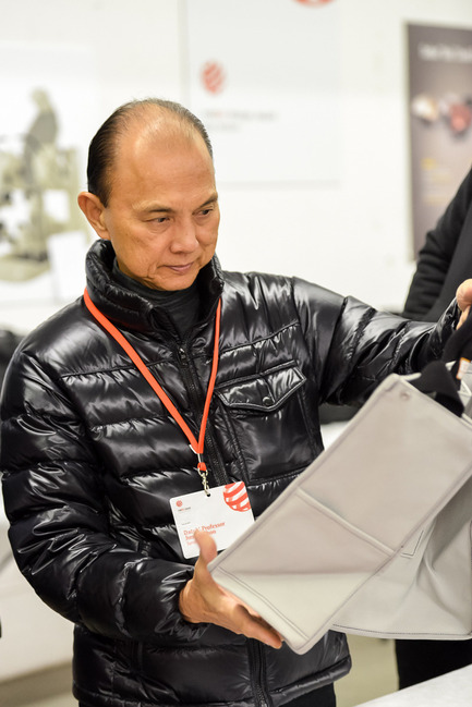 Dossier de presse | 1696-03 - Communiqué de presse | Independent as always – bigger than ever before: The international Red Dot jury uncovers the best products for 2016! - Red Dot Award - Concours - Red Dot juror Jimmy Choo - Crédit photo : Red Dot