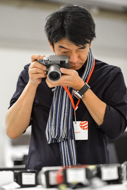Dossier de presse | 1696-03 - Communiqué de presse | Independent as always – bigger than ever before: The international Red Dot jury uncovers the best products for 2016! - Red Dot Award - Concours - Red Dot juror Hideshi Hamaguchi - Crédit photo : Red Dot