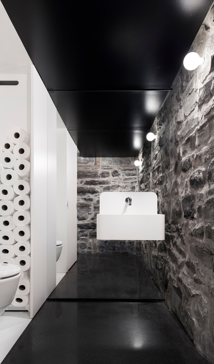 Dossier de presse | 1113-05 - Communiqué de presse | la Shed - la SHED architecture - Architecture commerciale - Salle de toilette - Crédit photo : Maxime Brouillet
