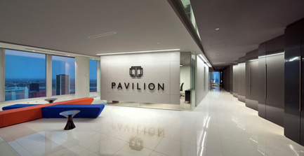 Dossier de presse | 1152-06 - Communiqué de presse | Triptyque monochrome et gradation lumineuse pour Pavilion Financial Corporation - LumiGroup - Design d’intérieur commercial - Espace de réception - Crédit photo : Claude-Simon Langlois