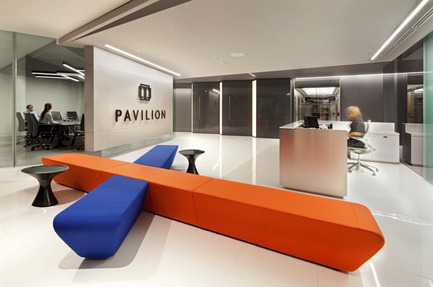 Dossier de presse | 1152-06 - Communiqué de presse | Triptyque monochrome et gradation lumineuse pour Pavilion Financial Corporation - LumiGroup - Design d’intérieur commercial - Salle d’attente - Crédit photo : Claude-Simon Langlois